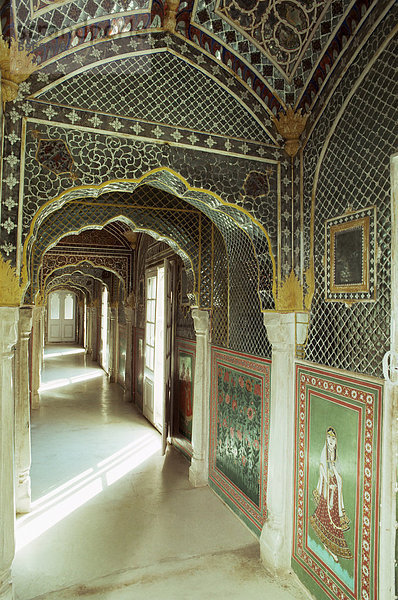 Detail eines der lackierten und gespiegelten Korridore  die parallel zum Durbar Hall  Samode Palast  Samode  Rajasthan Zustand  Indien  Asien
