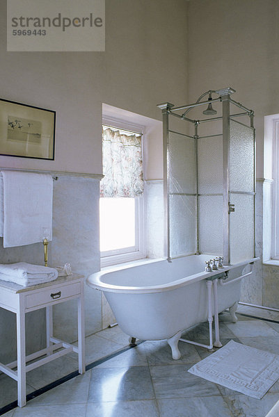 Einer der ursprünglichen Badezimmer aus den 1930er und 1940er Jahren  mit Zubehör aus Großbritannien  Udai Bilas Palace  Dungarpur  importierte Rajasthan Zustand  Indien  Asien