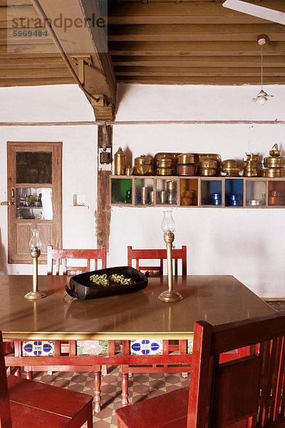 Gerät Wand Tradition Wohnhaus am Tisch essen Küche Holz reparieren Zimmer Politiker Ahmedabad Asien Decke Indien