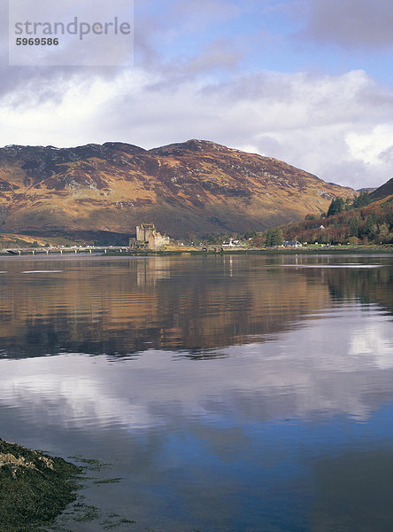 Eilean Donan Schloss spiegelt sich in ruhigem Wasser von Loch Duich Totaig  Dornie  Hochlandregion  Schottland  Vereinigtes Königreich  Europa