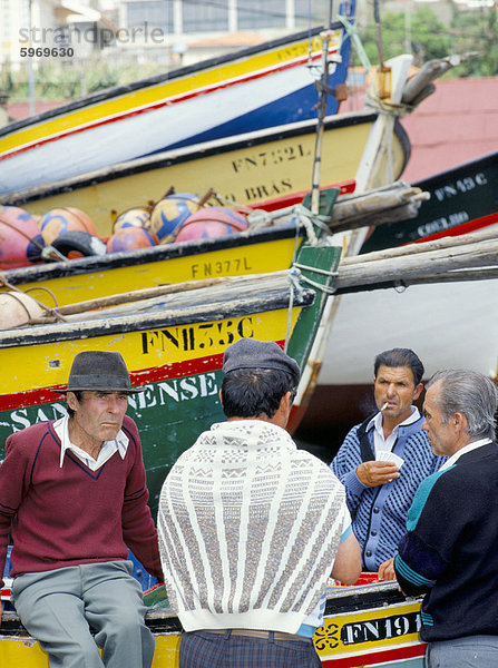 Gruppe von Männern Karten neben Angeln Boote  Madeira  Portugal  Europa