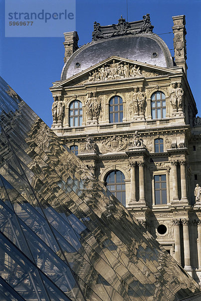 La Pyramide und Musee du Louvre  Paris  Frankreich  Europa