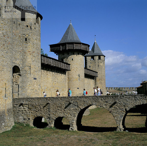 Innerhalb der Mauern von der Cite  Carcassonne  UNESCO-Weltkulturerbe  Aude  Frankreich  Europa