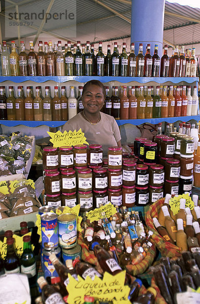 Frau Verkauf von lokal produzierten Lebensmittel auf dem Markt in Sainte-Anne  Martinique  kleine Antillen  Westindien  Caribbean  Mittelamerika