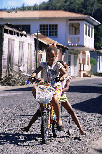 Junge Mädchen mit dem Fahrrad am Anse La Raye  St. Lucia  Windward-Inseln  West Indies  Karibik  Mittelamerika