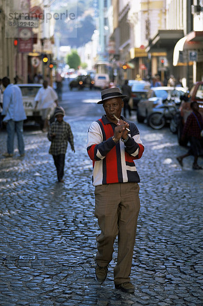Man spielt eine Flöte beim gehen auf der Straße in der Stadt Centre  Kapstadt  Südafrika  Afrika