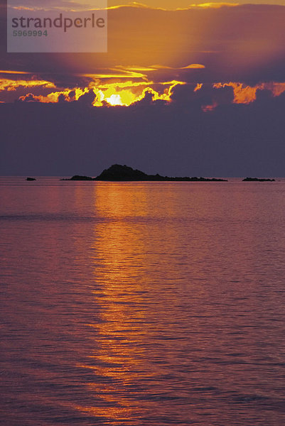 Sonnenuntergang über Meer und offshore Inseln  Dinard  Cote d'Emeraude (Costa Smeralda)  Cotes d ' Armor  Bretagne  Frankreich  Europa