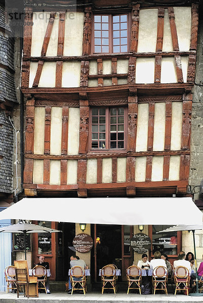 Pflaster-Café und Restaurant in der Altstadt  Lannion  Cotes d ' Armor  Bretagne  Frankreich  Europa
