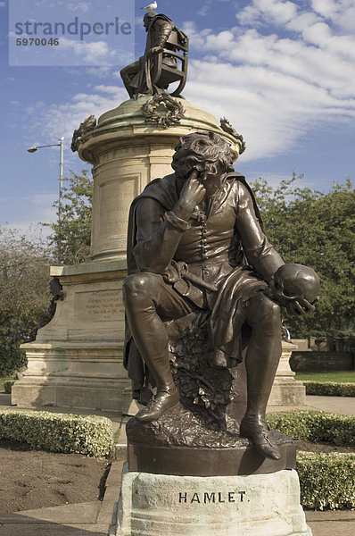 Statue von Weiler mit William Shakespeare hinter  Stratford upon Avon  Warwickshire  England  Vereinigtes Königreich  Europa