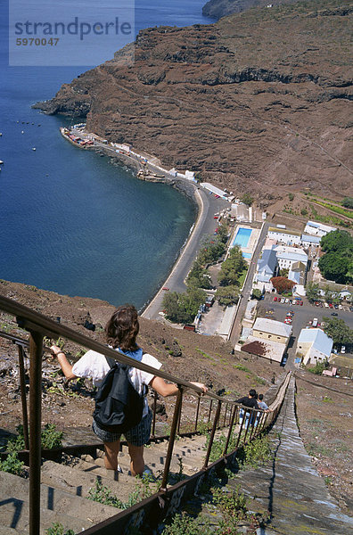 Touristen  die Treppe hinunter genannt Jacobs Ladder  in Richtung Hafen von Jamestown  St. Helena  Atlantik  Mid Atlantic