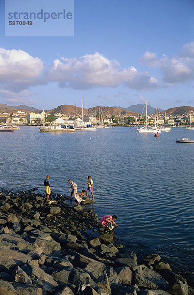 Boys auf den Felsen  mit den Hafen und die Stadt im Hintergrund bei Mindelo  Sao Vicente Island  Kapverdische Inseln  Atlantik  Afrika