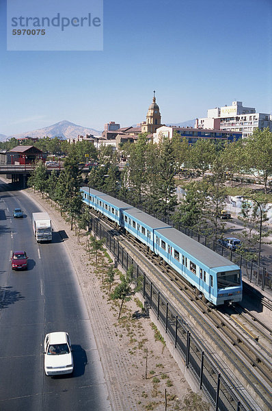 Der U-Bahn-Zug neben einer Straße in Santiago  Chile  Südamerika