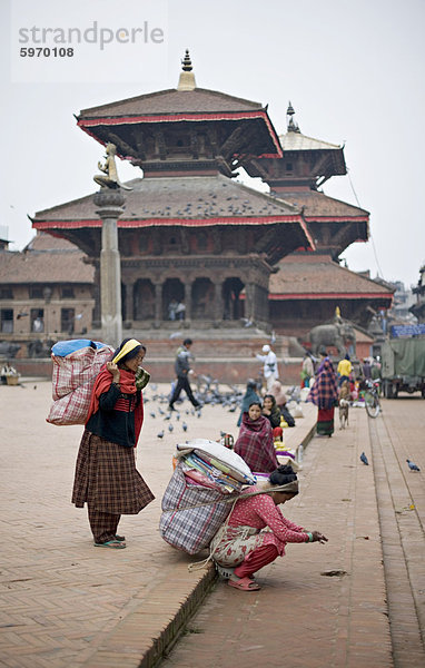 Frauen laden  lädt mit Dokos tragen  Durbar Square  Patan  Kathmandu-Tal  Nepal  Asien