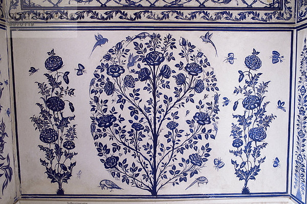 Detail der Dado Malerei im Essbereich mit exquisiten Hand bemalte Wände. Staatliche Samode Haveli  Gangapol Bezirk  Jaipur  Rajasthan  Indien  Asien