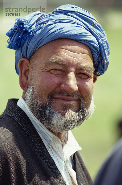 Porträt einer tadschikischen älterer bei der Nauruz feiern in der Nähe von Duschanbe  Tadschikistan  Zentralasien  Asien