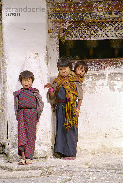 Porträt von drei Kindern in Bhutan Osten  Asien