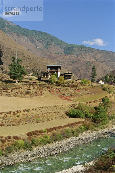Kleiner Tempel zwischen Paro und Thimpu  Bhutan  Asien