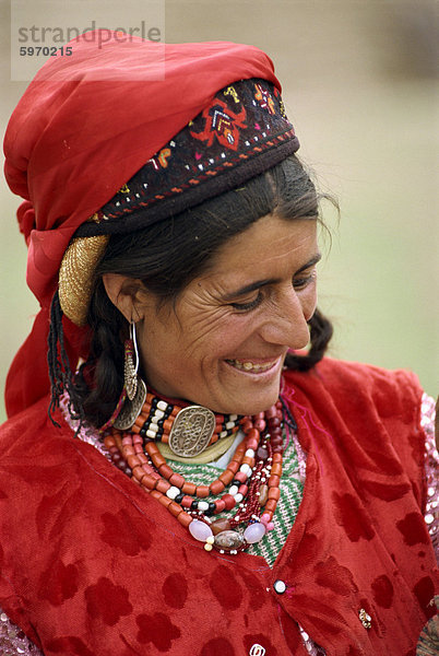 Porträt einer tadschikischen Frau mit Hut und Schmuck im Tashkurgan  Xinjiang  China  Asien