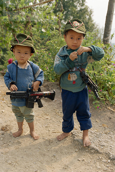 Porträt von zwei jungen mit modernen Spielzeugpistolen in Guizhou  China  Asien