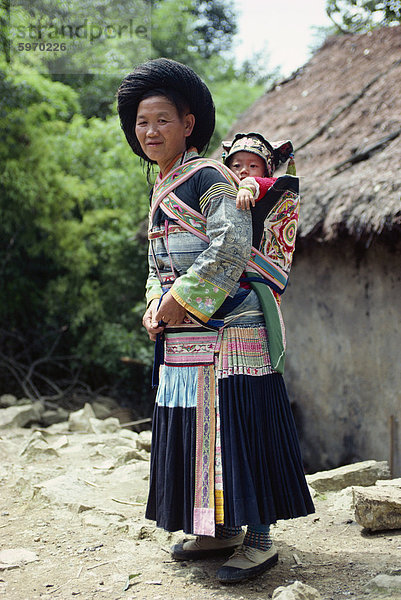 Miao-Mutter und Kind  Chichong Dorf  Guizhou Provinz  China  Asien