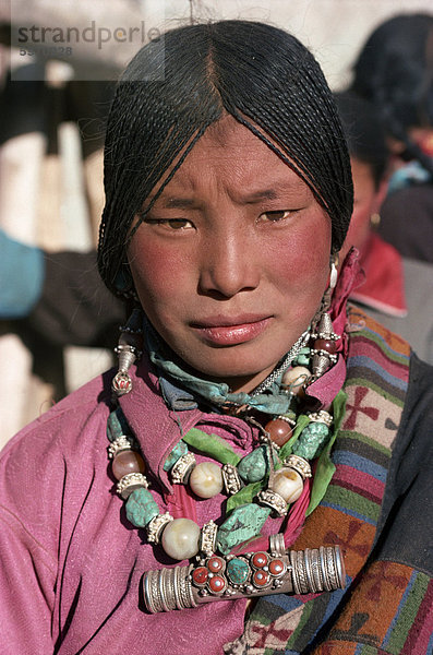 Porträt einer Frau tibetischen Nomaden mit Türkis und Silber Schmuck  im Tongren  Qinghai  China  Asien