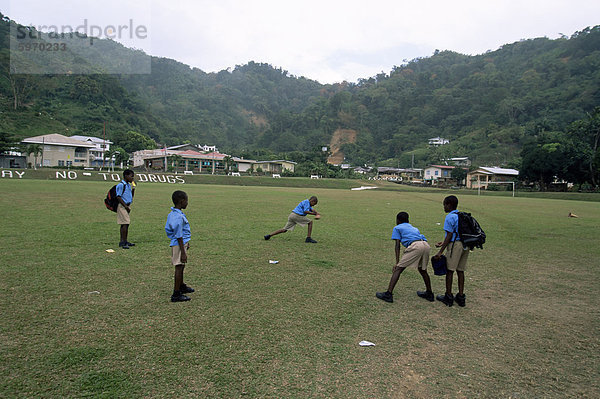 Jungs spielen Kricket bei Charlotteville  Tobago  Antillen  Caribbean  Central America