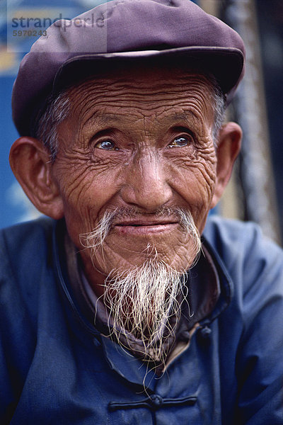 Älterer Bai Mann  Xizhoui  in der Nähe von Dali  Yunnan Provinz  China  Asien