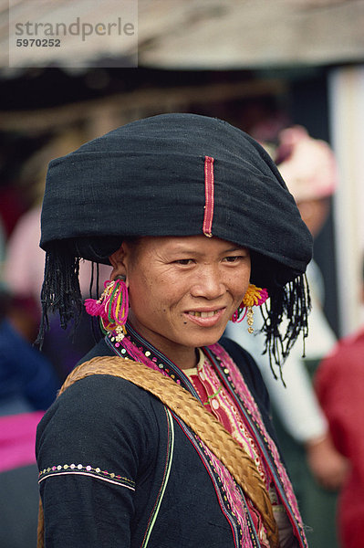 Porträt einer Blang-Frau in traditioneller Kleidung bei Menghai  Provinz Yunnan  China  Asien