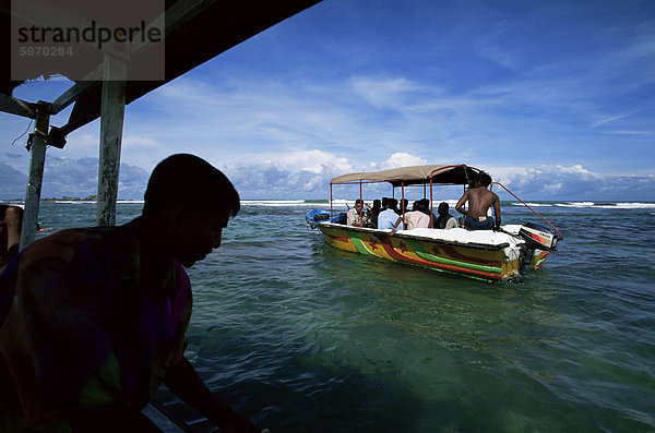 Glasboden Booten in der Nähe von Hikkaduwa unter Touristen auf der Coral Sanctuary  Sri Lanka  Asien