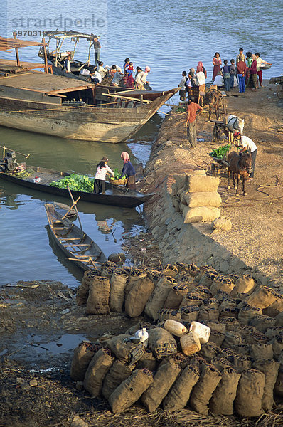 Taschen von Kohle auf dem Ufer und Boote im Hintergrund von Stung Treng  Kambodscha  Indochina  Südostasien  Asien