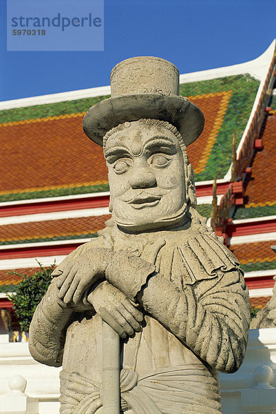 Nahaufnahme der eine Steinstatue eines Farang Guard bei den Tempel Wat Pho in Bangkok  Thailand  Südostasien  Asien