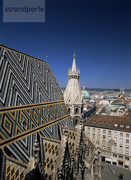 Der Stephansdom (Kathedrale von St. Stephan)  gekachelt Dach und Skyline  Wien  Österreich  Europa