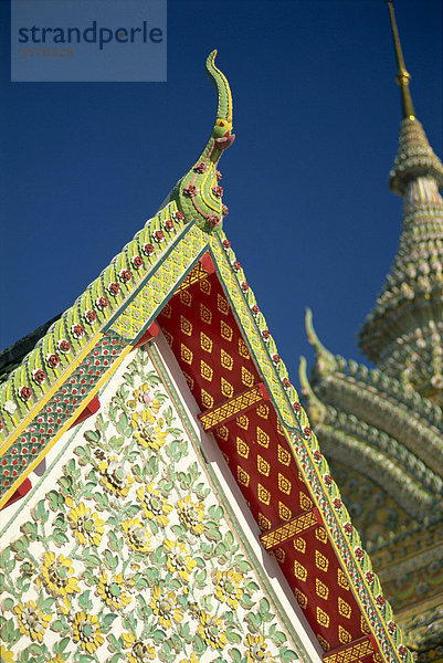 Nahaufnahme der Dekoration des Wihan Dach am Wat Pho in Bangkok  Thailand  Südostasien  Asien