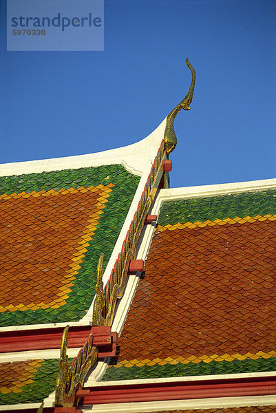 Nahaufnahme der Ziegel auf dem Dach des im Tempel Wat Pho in Bangkok  Thailand  Südostasien  Asien