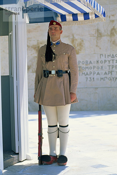 Porträt eines Guard am Grab des unbekannten Soldaten  in Athen  Griechenland  Europa