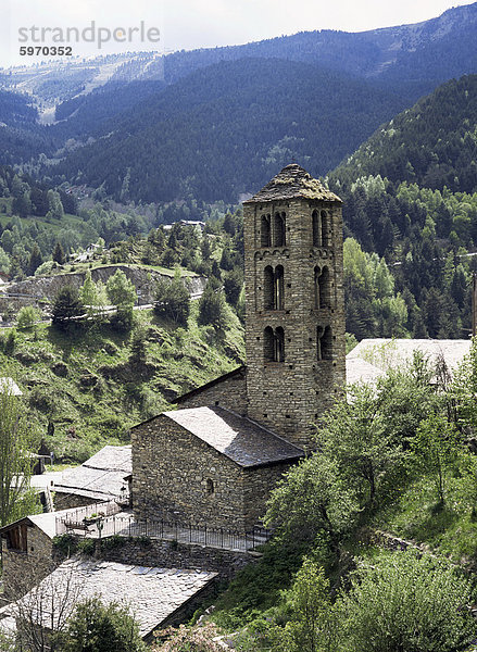 Kirche von St. Climent de Pal  Lombard romanische Glockenturm aus dem 12. Jahrhundert hat doppelte Bogenfenstern  Pal  Pfarrei von La Massana  Andorra  Europa