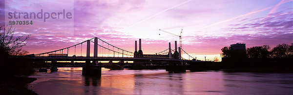 Dawn über Battersea Kraftwerk und Chelsea Bridge  London  England  Großbritannien  Europa