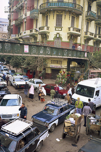 Verkehrsstaus mit Autos  Handkarren und Fußgänger in Kairo  Ägypten  Nordafrika  Afrika