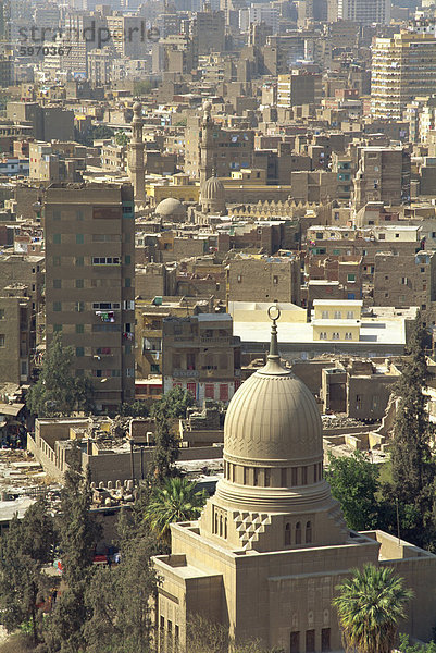 Dächer  Gebäude und Moscheen in der Stadt gesehen von der Zitadelle in Kairo  Ägypten  Nordafrika  Afrika