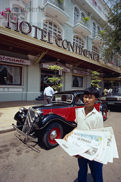 Hotel Continental und Zeitungsjunge  Saigon  Vietnam  Indochina  Südostasien  Asien