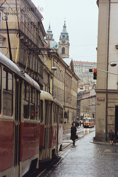 Straßenbahn auf Straße in der Kleinseite  Prag  Tschechische Republik  Europa