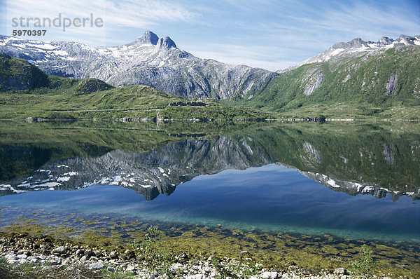 Tjongsfjorden  am Polarkreis  Kystriksveien Küste Straße  Norwegen  Skandinavien  Europa