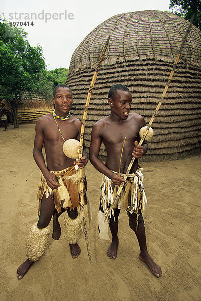 Zwei Zulu-Krieger in der Ausbildung mit ihren Bögen und Pfeile  Südafrika  Afrika