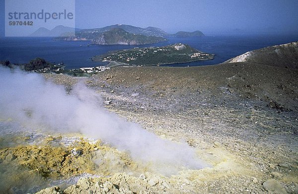 Dampf aus schwefelhaltigen Fumarole Gran Krater auf der Insel Vulcano  mit Inseln Lipari und Salina jenseits  Äolischen Inseln (Äolische Inseln) (Liparische Inseln)  UNESCO World Heritage Site  Sizilien  Italien  Mittelmeer  Europa