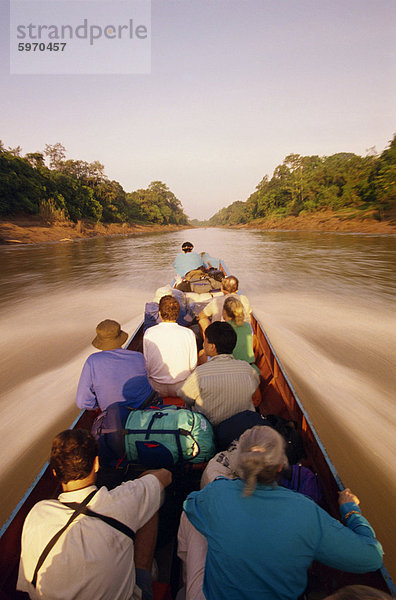 Touristen in Longboat auf einem Fluss im Mulu Nationalpark in Sarawak  Borneo  Malaysia  Südostasien  Asien