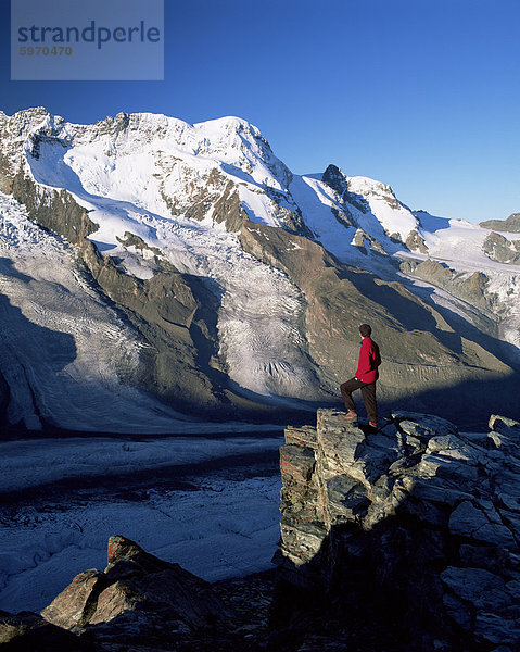 Wanderer und Blick auf das Breithorn und Breithorn Gletscher  Gomergrat  Zermatt  Wallis  Schweiz  Europa