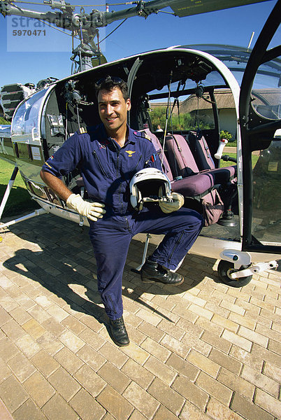 Ein Pilot mit seinem Hubschrauber in Wunder-Tal  zentrale Drakensberg  Südafrika  Afrika