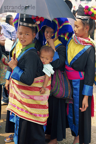 Eine Hmong Hill Stamm Frau und Kind in Luang Prabang  Laos  Indochina  Südostasien  Asien