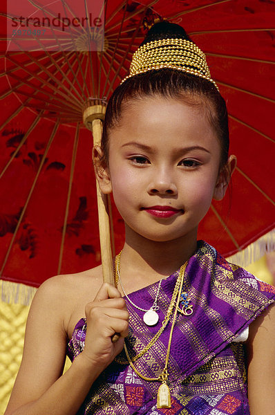 Junges Mädchen in traditioneller Kleidung  Indochina  Laos  Südostasien  Asien