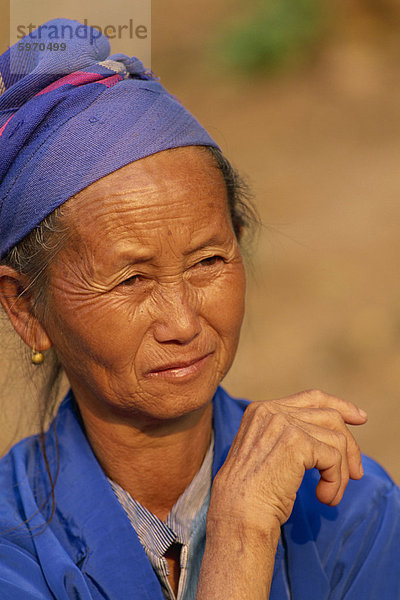 Porträt einer Frau Stamm Hmong Hill mit Tracht im nördlichen Laos  Indochina  Südostasien  Asien